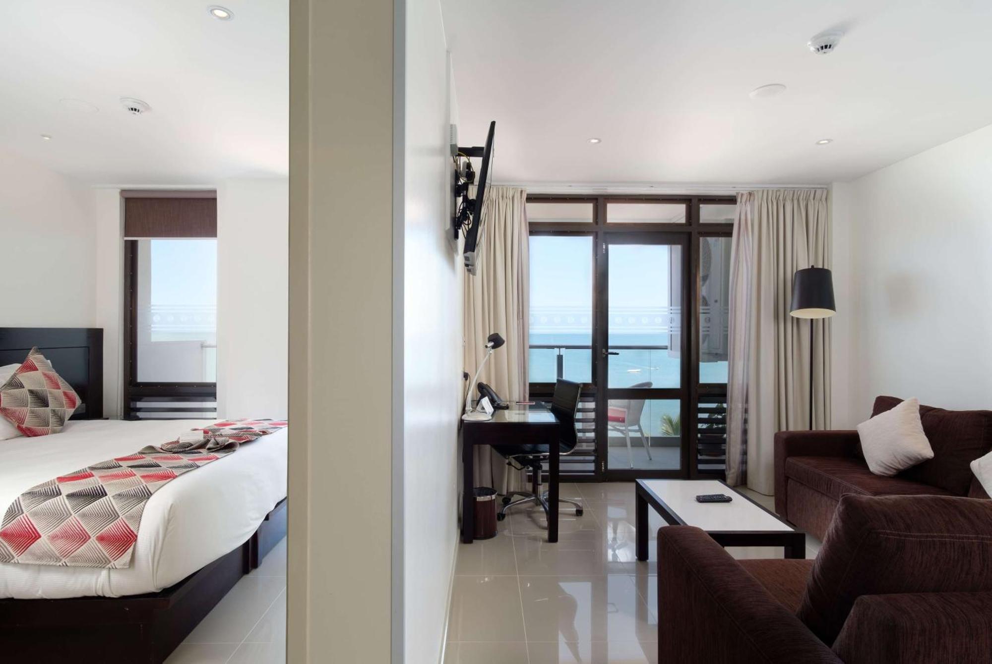 Ramada Suites By Wyndham Wailoaloa Beach Fiji Nadi Exterior foto