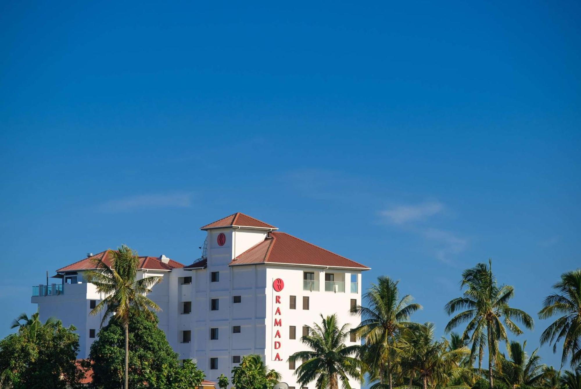 Ramada Suites By Wyndham Wailoaloa Beach Fiji Nadi Exterior foto